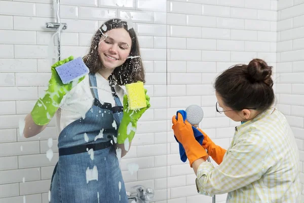 Madre e adolescente figlia pulizia insieme in bagno — Foto Stock