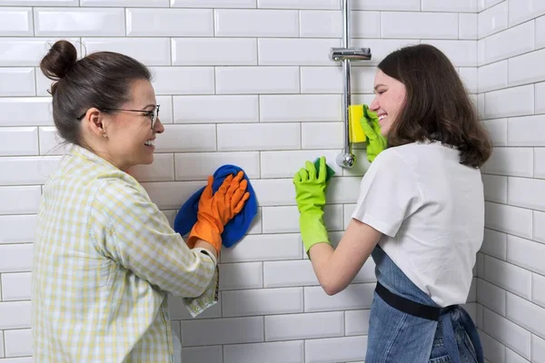 Madre e adolescente figlia pulizia insieme in bagno — Foto Stock