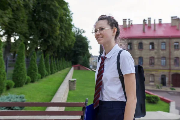 Porträtt av tonårstjej med ryggsäck på väg till skolan — Stockfoto