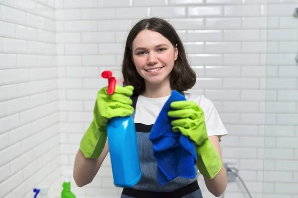 Portrait of girl doing cleaning in bathroom — Stock Photo, Image