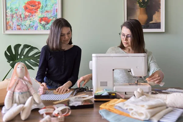 El hobby familiar y el ocio, la madre y la hija cosen juntos — Foto de Stock