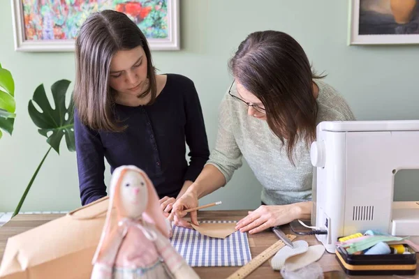 El hobby familiar y el ocio, la madre y la hija cosen juntos — Foto de Stock