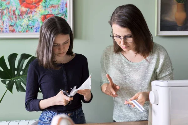 Moeder en tiener dochter naaien samen thuis — Stockfoto