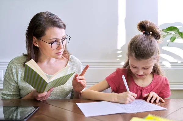 母親と娘の子供は家で一緒に勉強する — ストック写真