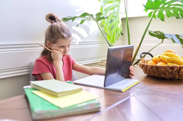 デジタルタブレットを使って家で勉強する女の子の子供 — ストック写真