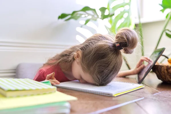 Chica cansada estudiante estudiando en casa, chica desesperada puso la cabeza sobre la mesa — Foto de Stock