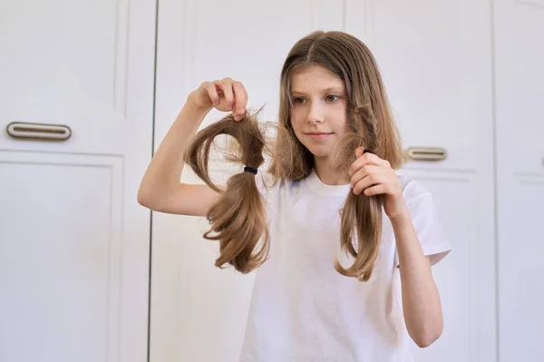 Niña muestra el pelo recortado, peluquería en casa, espacio para copiar —  Fotos de Stock