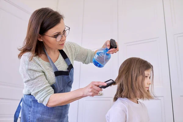 Moeder knippen haar dochter thuis, kinderen, kapsels, haar, schoonheid — Stockfoto