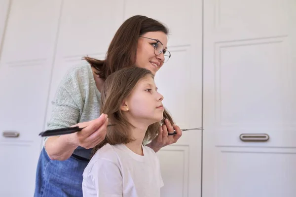 Moeder knippen haar dochter thuis, kinderen, kapsels, haar, schoonheid — Stockfoto