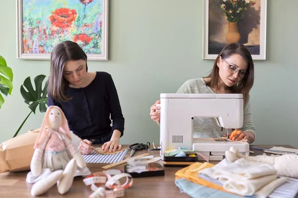 El hobby familiar y el ocio, la madre y la hija cosen juntos — Foto de Stock