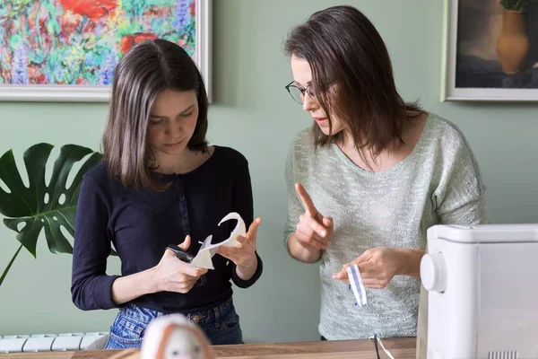 El hobby familiar y el ocio, la madre y la hija cosen juntos — Foto de Stock