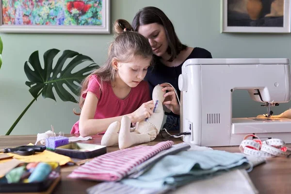 Familia creativa hecha a mano hobby y ocio, niños cosiendo juguete conejito muñeca — Foto de Stock