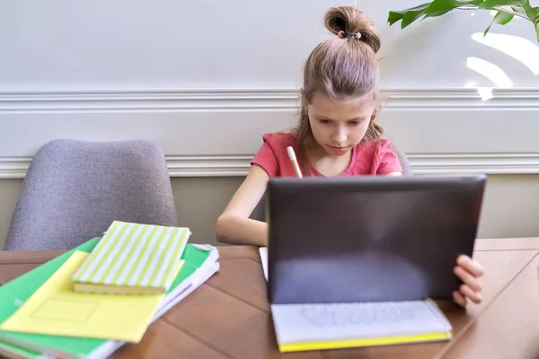 Ragazza bambino che studia a casa con tablet digitale — Foto Stock