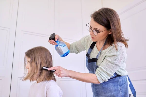 Moeder knippen haar dochter thuis, kinderen, kapsels, haar, schoonheid — Stockfoto