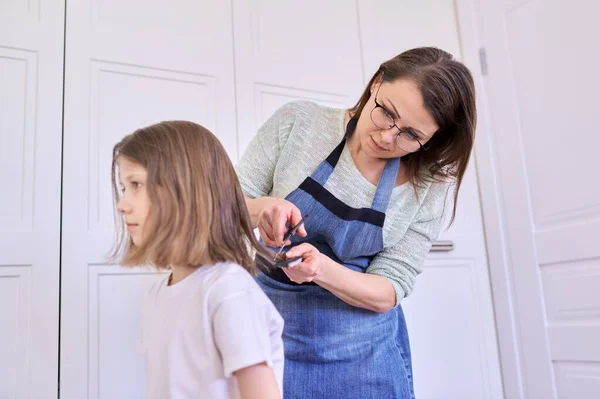 Moeder knippen haar dochter thuis, kinderen, kapsels, haar, schoonheid — Stockfoto