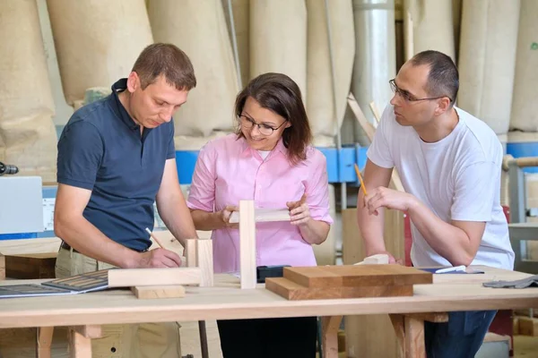 Gruppe von Industriearbeitern, Kunden, Designern oder Ingenieuren und Arbeitern, die zusammenarbeiten — Stockfoto