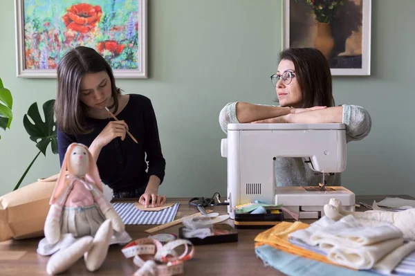 Madre e hija adolescente cosen juntos en casa —  Fotos de Stock