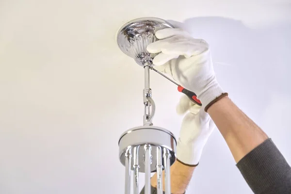 Instalação lâmpada de teto, mãos de eletricista fixando lustre — Fotografia de Stock