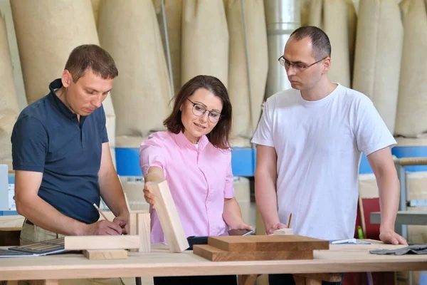 Gruppo di persone industriali cliente, progettista o ingegnere e lavoratori che lavorano insieme — Foto Stock