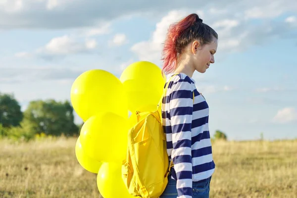 Perfil retrato de menina adolescente feliz 15 anos com balões amarelos — Fotografia de Stock