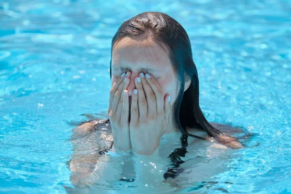 Cara de cerca de la chica en una piscina al aire libre — Foto de Stock