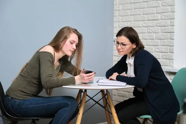 Psychoterapeutické sezení u profesionálního psychologa lékaře v kanceláři — Stock fotografie