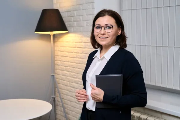 Portrait de femme d'âge moyen psychologue professionnelle au bureau — Photo