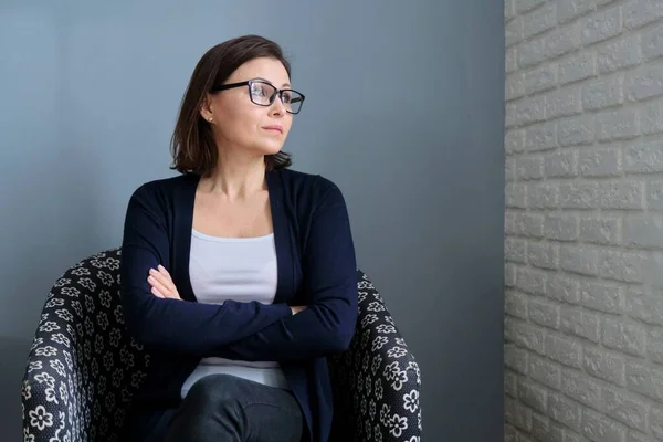 Retrato de mujer de mediana edad psicóloga profesional en el consultorio — Foto de Stock