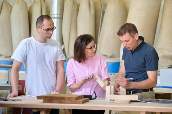 Taller de carpintería industrial, equipo de personas discutiendo el proceso de carpintería — Foto de Stock