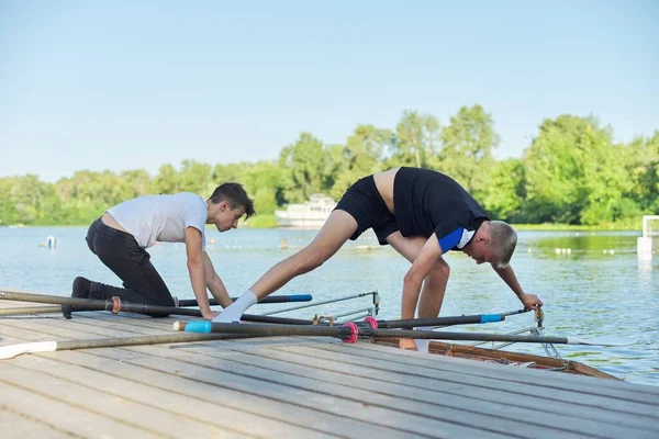 Team di due ragazzi adolescenti in kayak sul fiume — Foto Stock