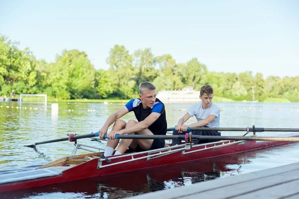 Team aus zwei Teenagern paddelt auf Fluss — Stockfoto