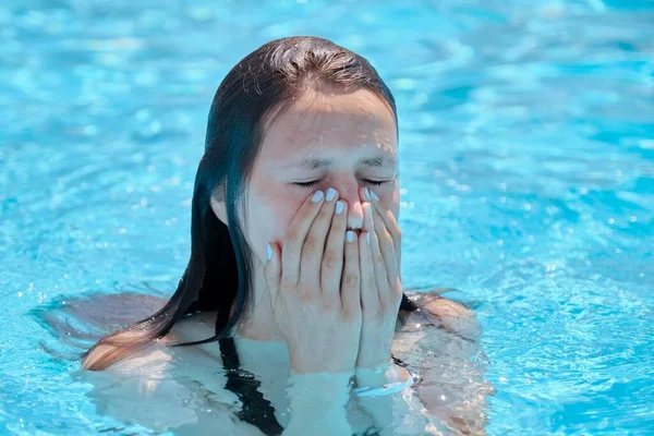 Cara de cerca de la chica en una piscina al aire libre — Foto de Stock