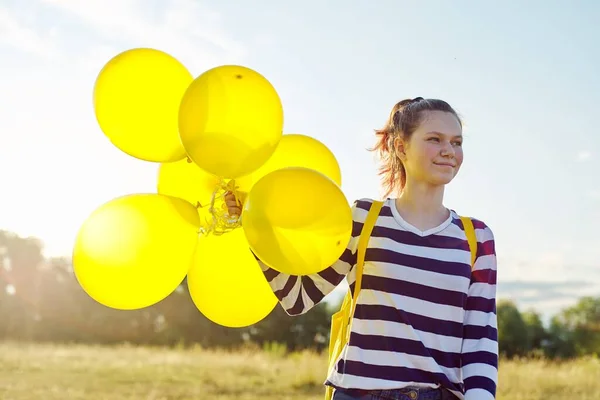 Retrato de adolescente feliz 15 años con globos amarillos —  Fotos de Stock