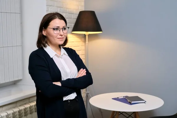 Portrait of middle-aged woman professional psychologist in office — Stock Photo, Image