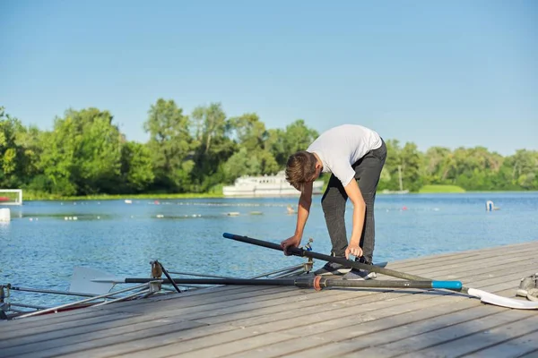 Team aus zwei Teenagern paddelt auf Fluss — Stockfoto