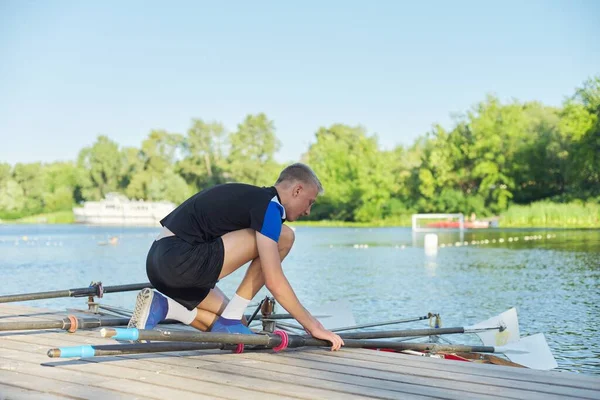 Team aus zwei Teenagern paddelt auf Fluss — Stockfoto