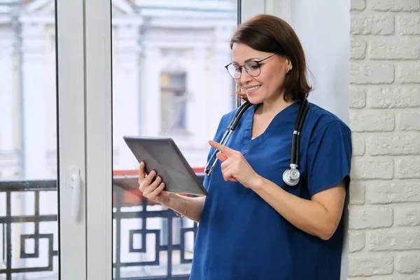 女医生使用数码平板电脑和视频通话 — 图库照片