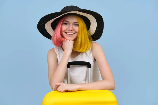 รูปภาพสตูดิโอของหญิงสาวในหมวกฤดูร้อนพร้อมกระเป๋าเดินทาง . — ภาพถ่ายสต็อก