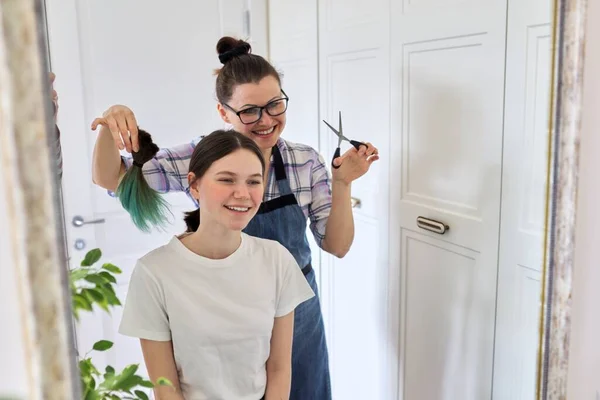 Knippen thuis, mam knipt dochters haar, vrouw knipt geverfd ongezond haar — Stockfoto