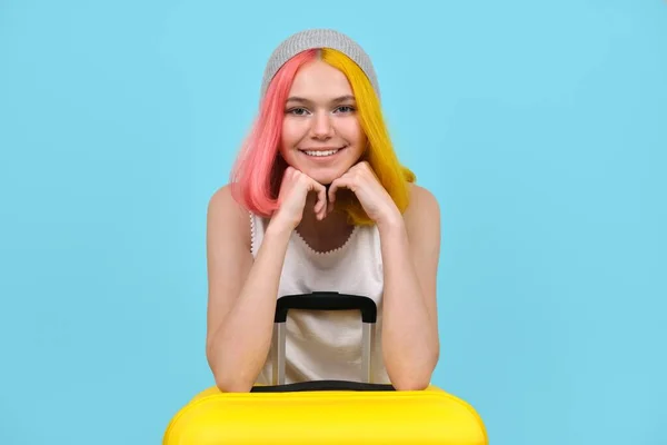 पिवळा सूटकेस असलेली तरुण स्त्री, रंगीत केसांसह हसत हिप्स्टर किशोरवयीन मुलगी — स्टॉक फोटो, इमेज
