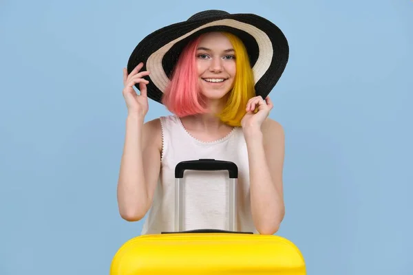 รูปภาพสตูดิโอของหญิงสาวในหมวกฤดูร้อนพร้อมกระเป๋าเดินทาง . — ภาพถ่ายสต็อก