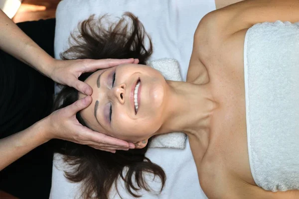 Donna matura ottiene massaggio viso e collo al salone di bellezza spa — Foto Stock