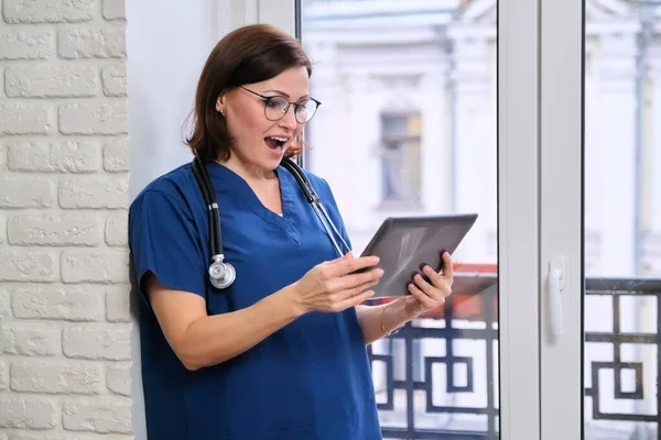 Médica feminina conversando online com paciente usando tablet digital, videochamada — Fotografia de Stock