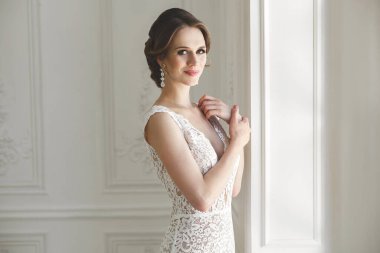 Güzel gelin gelinlik beyaz fotoğraf Studio poz. Ayna. Kanepe. Buket. Kapıyı. Avize.