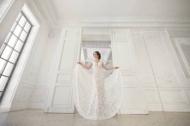 Güzel gelin gelinlik beyaz fotoğraf Studio poz. Ayna. Kanepe. Buket. Kapıyı. Avize.