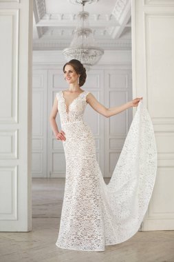 Güzel gelin gelinlik beyaz fotoğraf Studio poz. Ayna. Kanepe. Buket. Kapıyı. Avize.