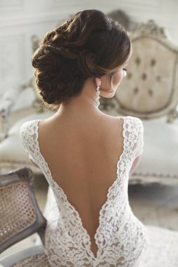 Güzel gelin gelinlik beyaz fotoğraf Studio poz. Ayna. Kanepe. Buket. Kapıyı. Avize.