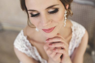 Güzel gelin gelinlik beyaz fotoğraf Studio poz. Ayna. Kanepe. Buket. Kapıyı. Avize.