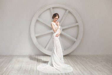 Güzel gelin gelinlik beyaz fotoğraf Studio poz. Ayna. Kanepe. Buket. Kapıyı. Avize.