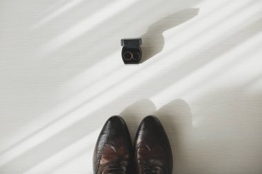 Erkek aksesuarları. Düğün günü damat için aksesuarlar..